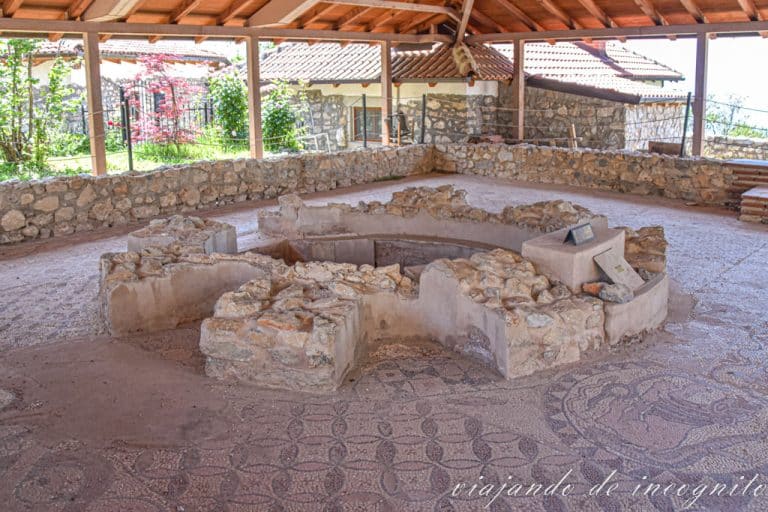 Pila bautismal y mosaico del yacimiento arqueológico de Plaosnik