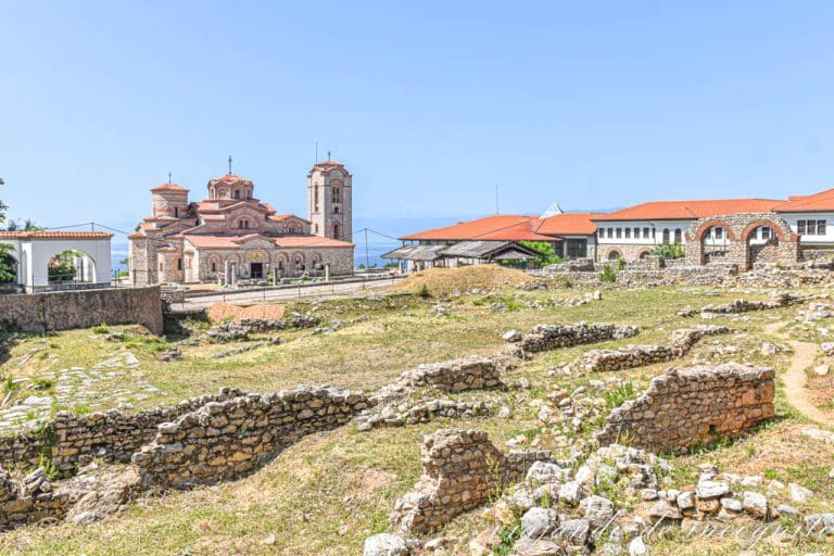 Yacimiento arqueológico de Plaosnik con la iglesia de San Clemente al fondo en Ohrid.
