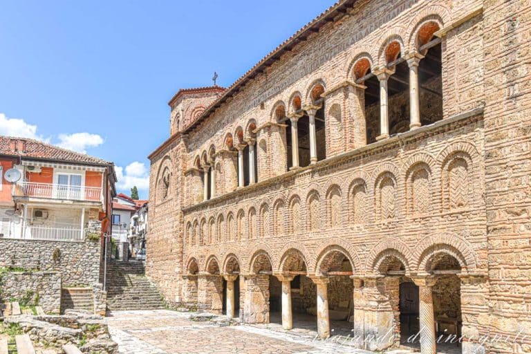Vista del exterior de Santa Sofía en Ohrid desde su patio trasero.