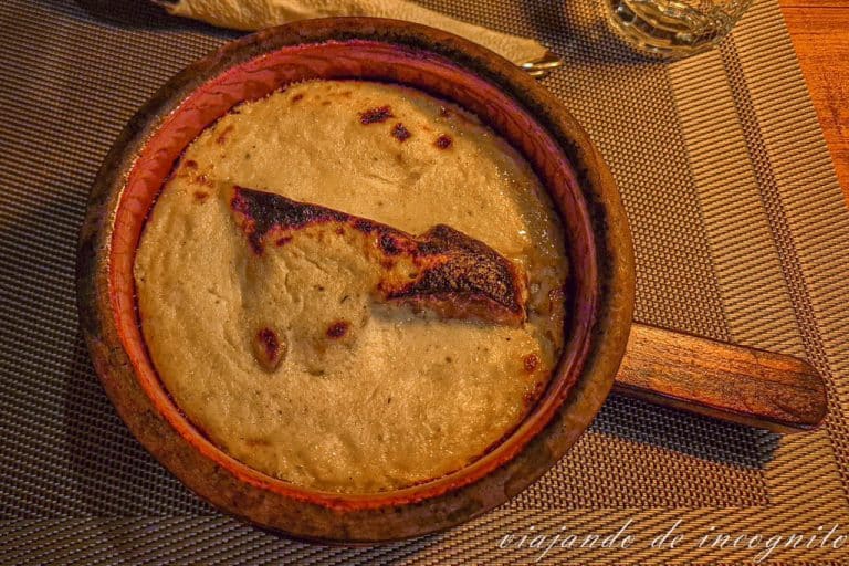 Plato de Tave Kosi en cazuela de barro