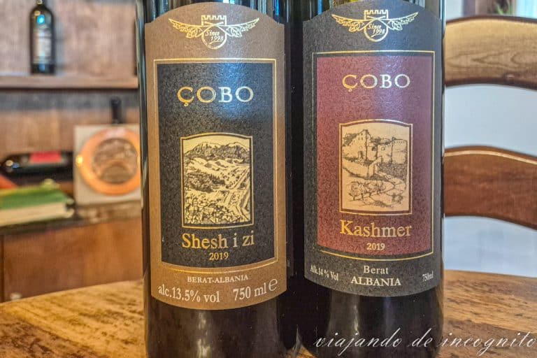 Dos botellas de vino tinto de la bodega Cobo