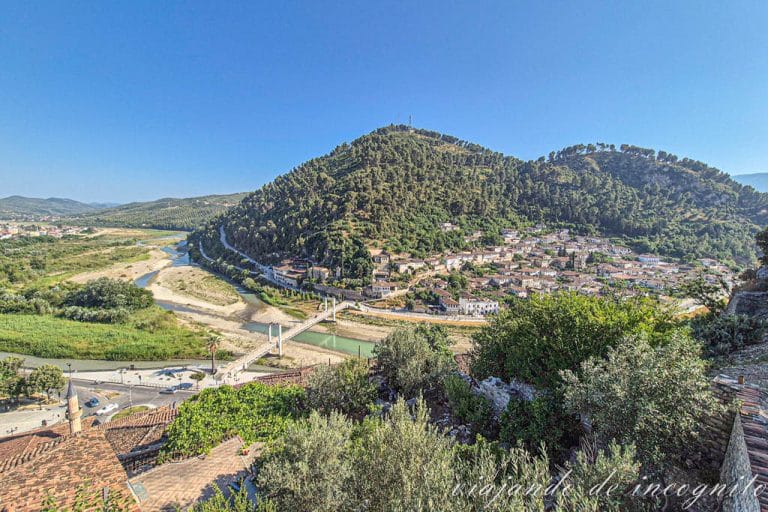 Vistas de Berat desde lo alto de Mangalem. Esta es una de las ciudades que se incluyen en toda ruta por Albania.