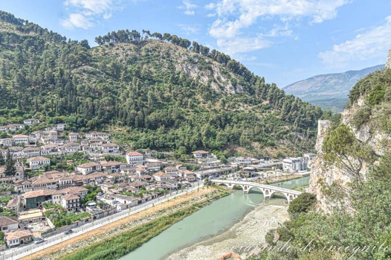 Vistas del barrio de Gorica desde la iglesia de San Miguel en Berat