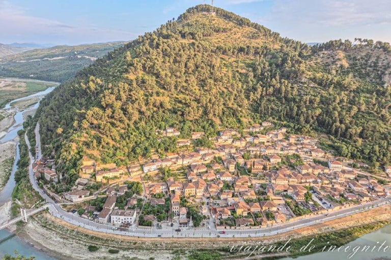 Vistas de Berat desde el castillo a la luz del atardecer.