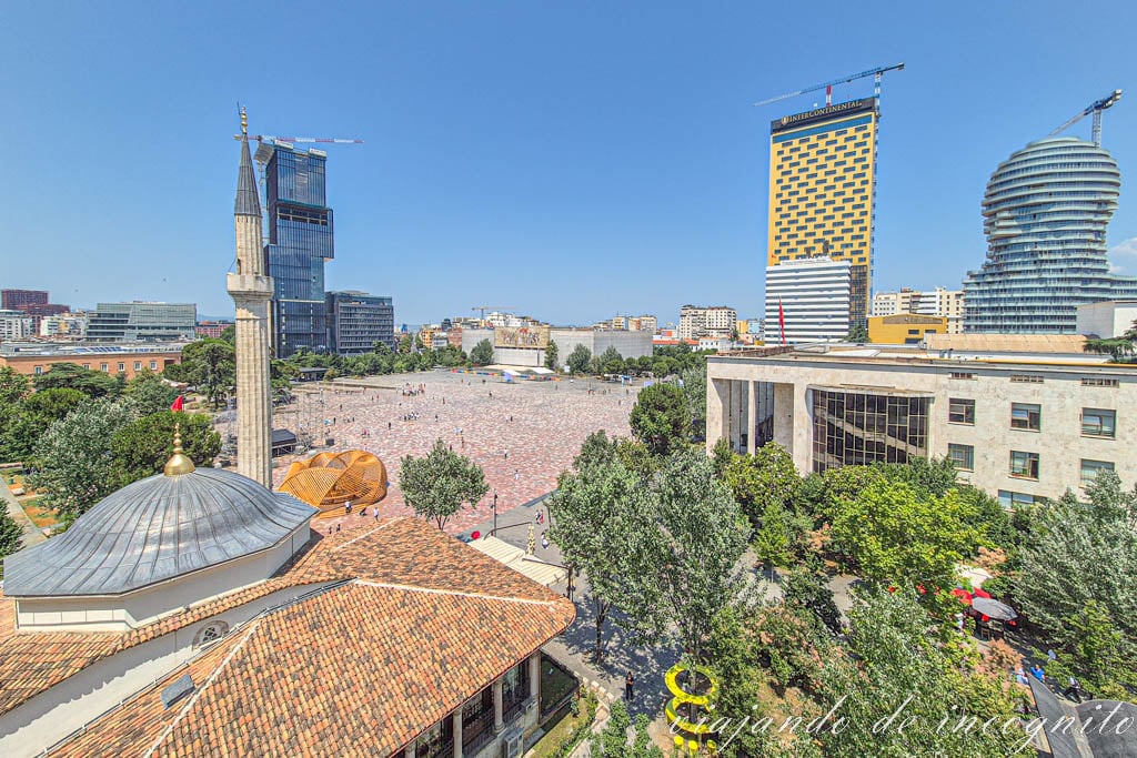Vista de la plaza Skanderbeg desde lo alto de la torre del reloj.