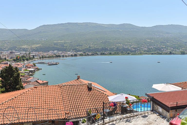 Vista del lago Ohrid desde una calle elevada de la ciudad.