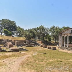 Ruinas del yacimiento arqueológico de Apollonia en verano