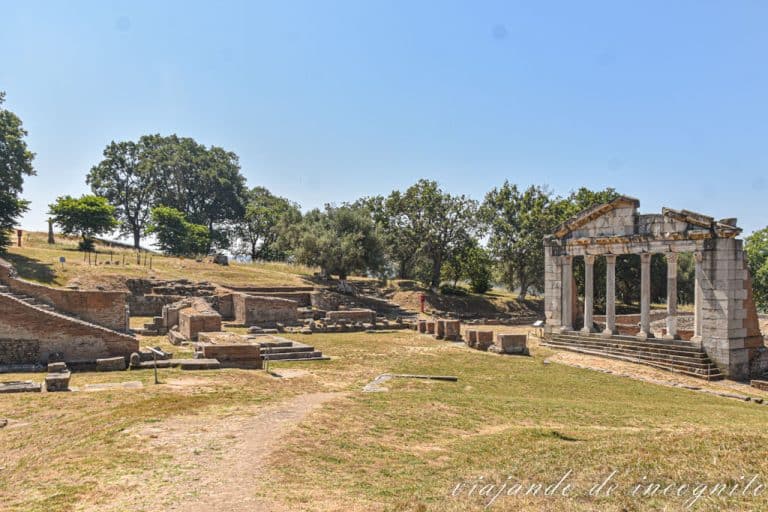 Ruinas del yacimiento arqueológico de Apollonia en verano