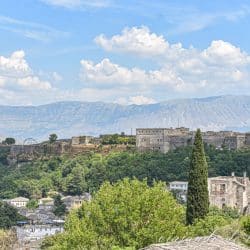 Vistas del exterior del castillo de Gjirpkaster desde uno de los miradores de la ciudad.