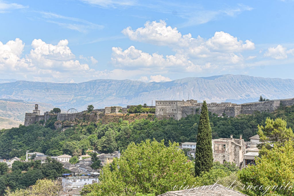 Vistas del exterior del castillo de Gjirpkaster desde uno de los miradores de la ciudad.
