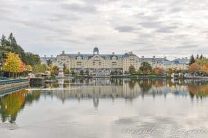 Hotel Disney Newport Bay Club reflejado en el agua del estanque en otoño