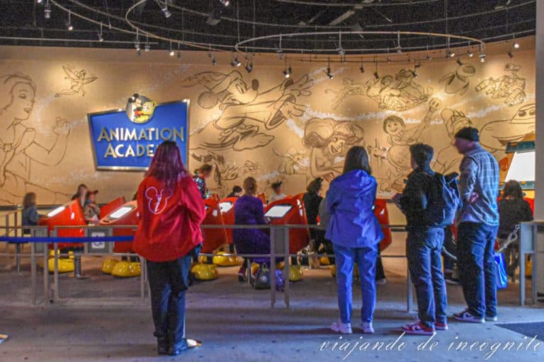 Grupo de gente participa en la animation academy de Disneyland Paris