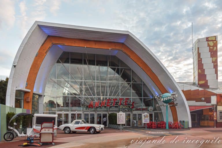 Exterior del Annette´s Diner pronto por la mañana en Disneyland Paris
