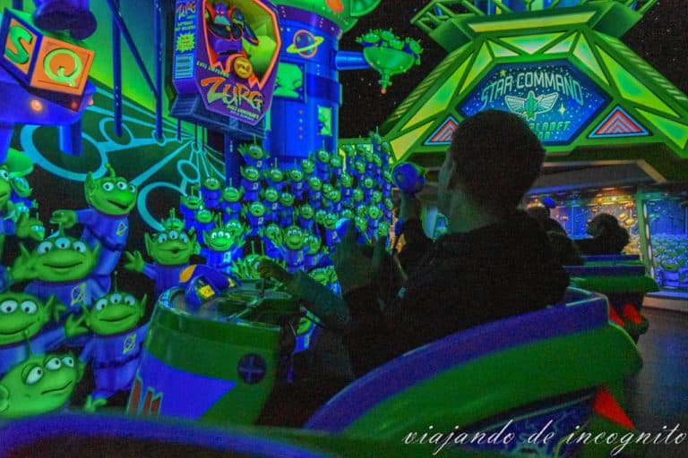 Dos personas disparan en la atracción de Buss Light Year de Disneyaland Paris.
