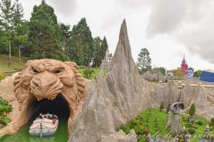 Una barca va a entrar en la cabeza de león de la película de Aladín en Fantasyland de Disneyland Paris.