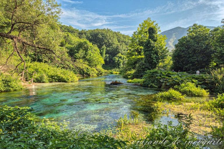 Vistas del Blue Eye en Albania
