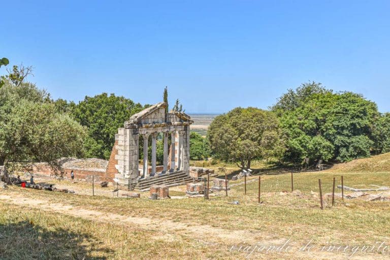 Ruinas de Apolonia. Se ve el Bouleterion y frente a él e arco del triunfo