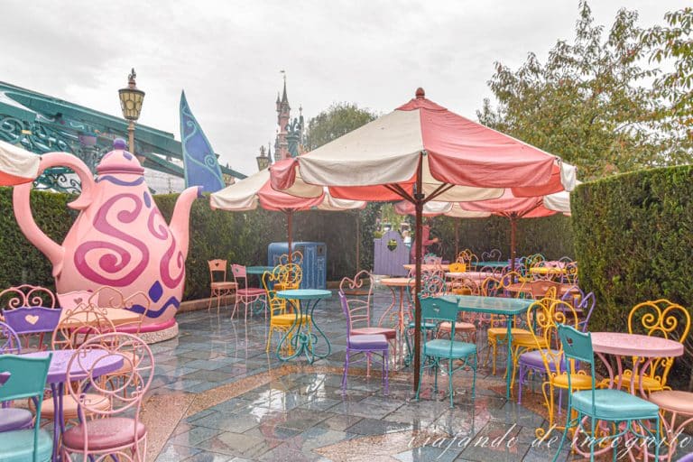 Terraza vacía de la cafetería del Sombrerero Loco en Fantasyland un día lluvioso en Disneyland Paris