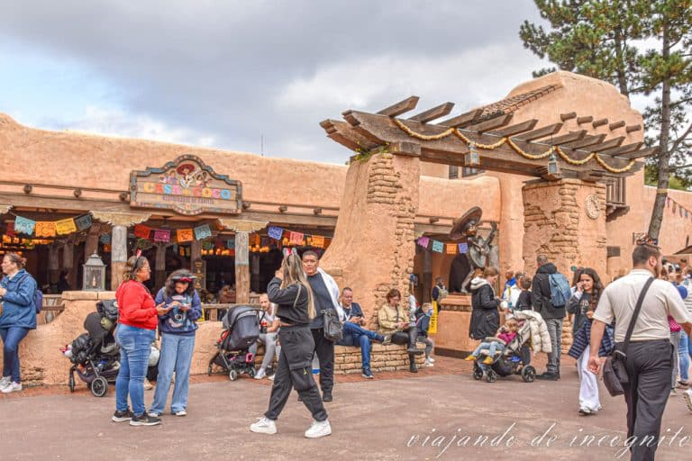 Mucha gente paseando frente a la Casa de Coco, uno de los restaurantes donde comer en Disneyland Paris