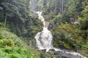 Cascadas de Triberg. Una de las visitas que hacer en la Selva Negra. Se ve la plataforma principal metálica junto a ellas.