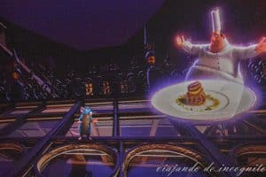 Una imagen de la atracción de Ratatouille en Disneyland Paris en la que se ve a Ratatuille mirando al chef Gusteau