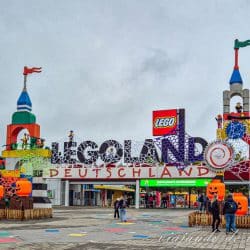 Entrada a Legoland decorada para Halloween en Günzburg