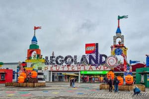 Entrada a Legoland decorada para Halloween en Günzburg