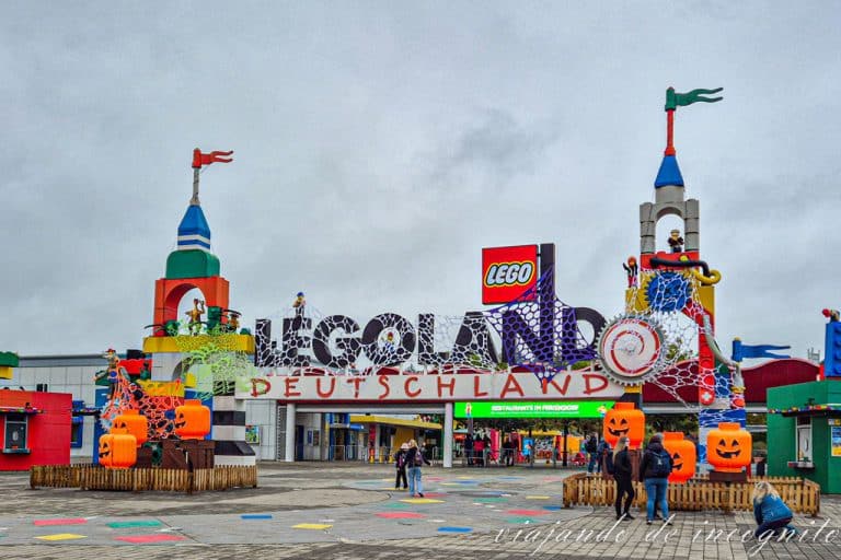 Entrada a Legoland decorada para Halloween en Günzburg
