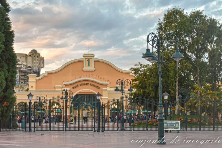 Entrada a Walt Disney Studios aun cerrada pronto por la mañana.