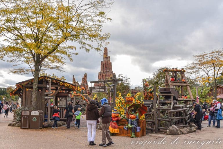 Vista de Frontierland llena de gente y decorada para Halloween