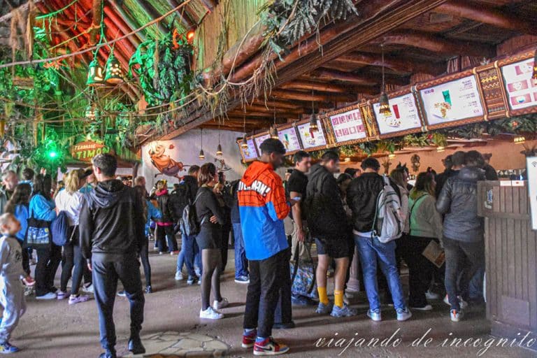Gente haciendo cola en el Hakuna Matata para comer en Disneyland Paris