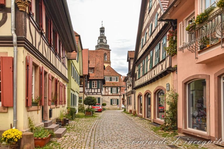 Callejón empedrado de Haslach con la torre de la iglesia al fondo