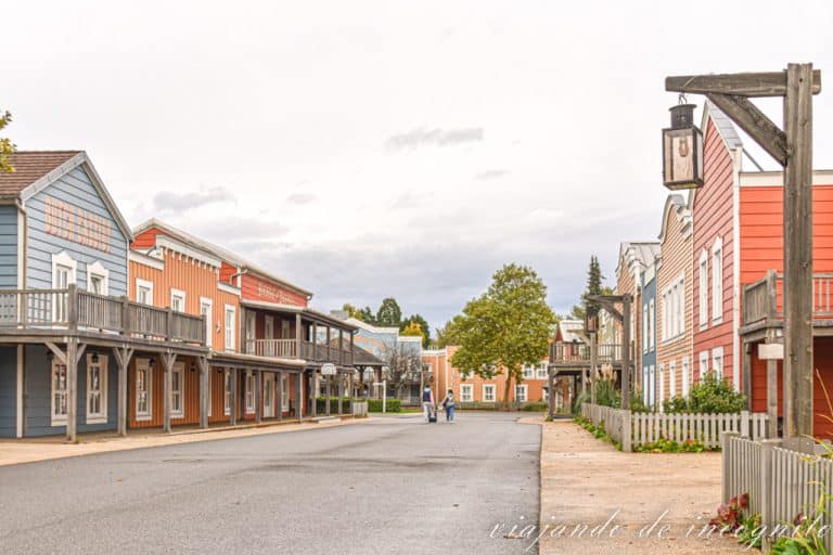 Calle del hotel Cheyyenne con edificio al estilo del antiguo Oeste