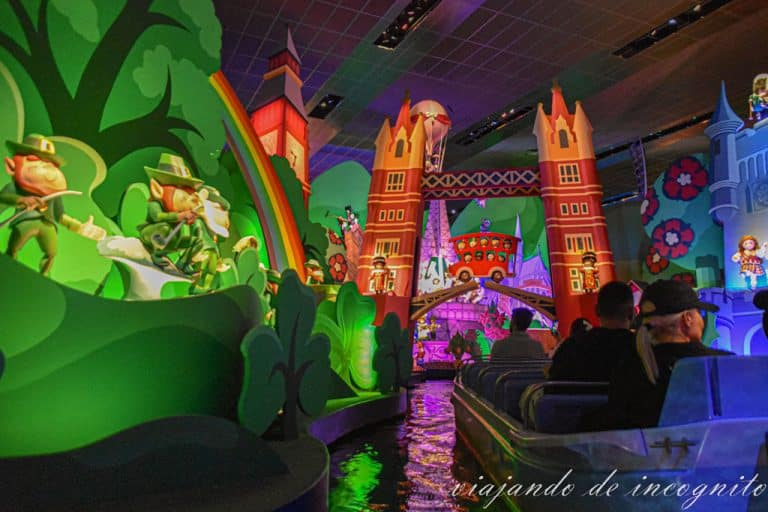 Interior de la atracción de Disneyland Paris It´s a small world. Se ve una barca pasando por la parte dedicada a Londres.