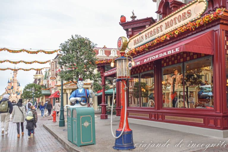 Main Street decorada para Halloween, con un fantasma vestido de trabajado de gasolinera frente a la tienda Main Street Motors.