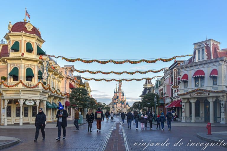 Main Street de Disneyland Paris decorada para Halloween vacía pronto por la mañana