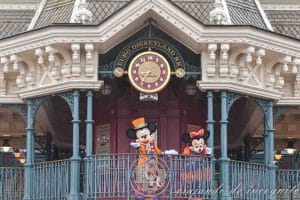 Mickey y Minnie saludando desde el balcón de entrada a los que entren en Disneyland Paris vestidos en época de Halloween