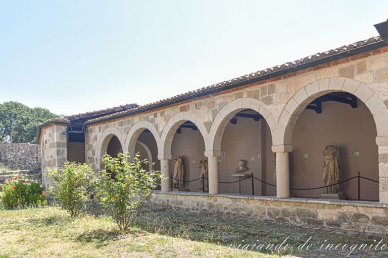 Esculturas antiguas de la ciudad antigua de Apolonia expuestas en el museo.