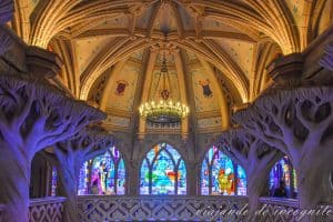 Piso superior del castillo de la Bella Durmiente de Disneyland Paris sin gente.