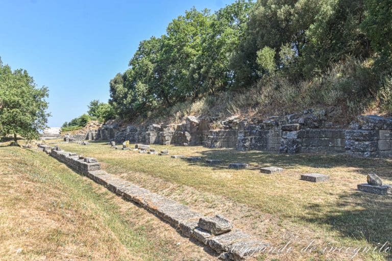 Paseo porticado en las ruinas de Apolonia