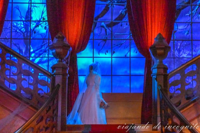 La novia fantasma de Phantom Manor mira por la ventana al inicio de la atracción.