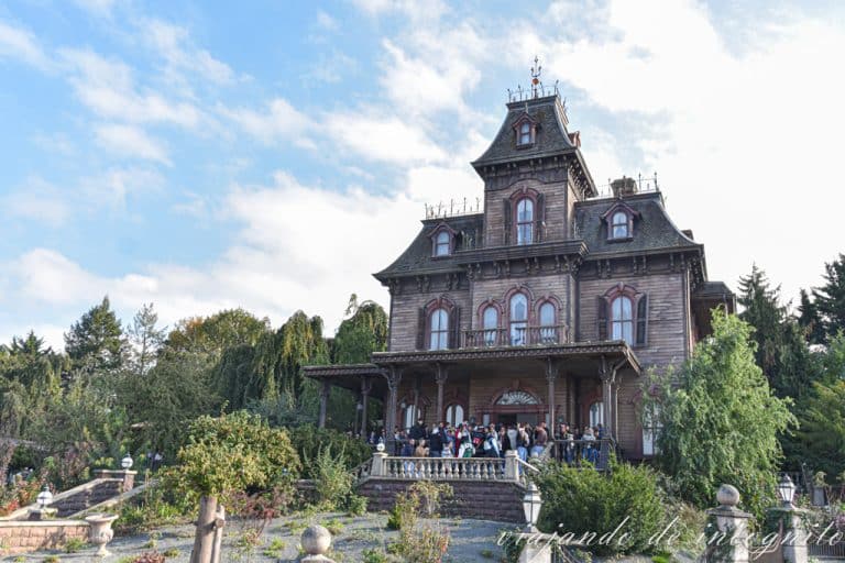 Exterior de Phnatom Manor, una de las atracciones de Disneyland Paris.