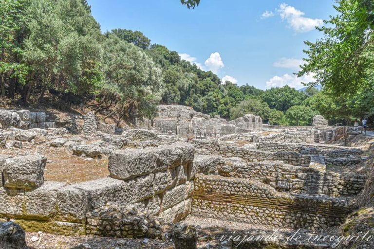Ruinas de Butrinto en la zona del antiguo templo de Esculapio un día soleado de junio