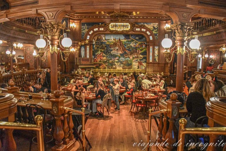 Gente comiendo en el interior del Lucky Nugget, uno de los restaurante donde comer en Disneyland Paris