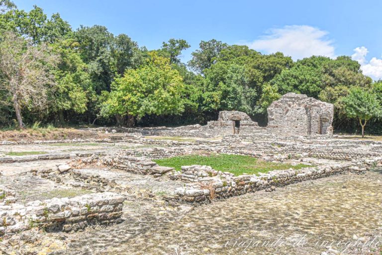 Las ruinas de una gran villa romana en el yacimiento arqueológico de Bustrinto