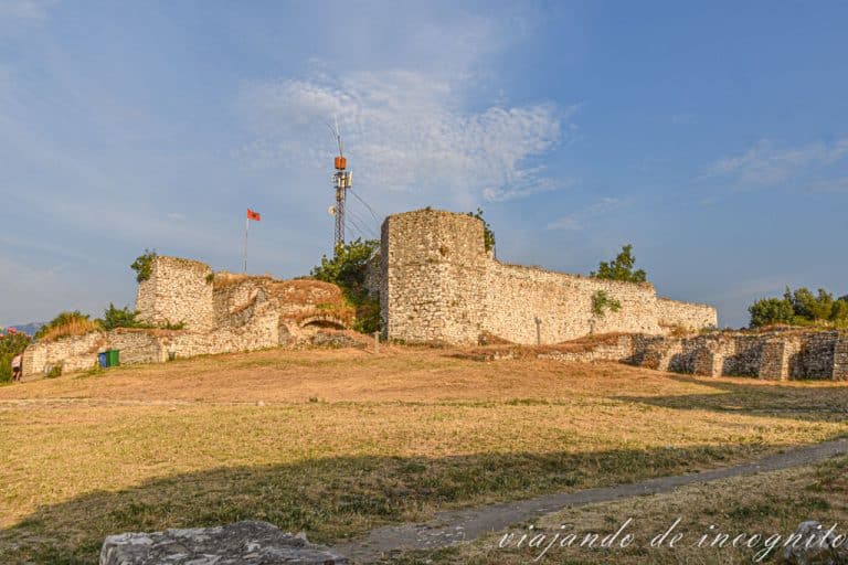 Restos de la ciudadela de Berat con la luz del atardecer