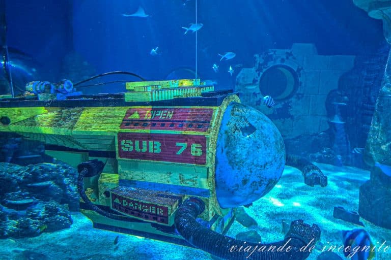 submarino hecho de Lego en el acuario de Legoland