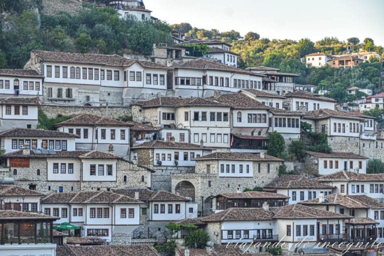 Casas blancas de Mangalam en Berat