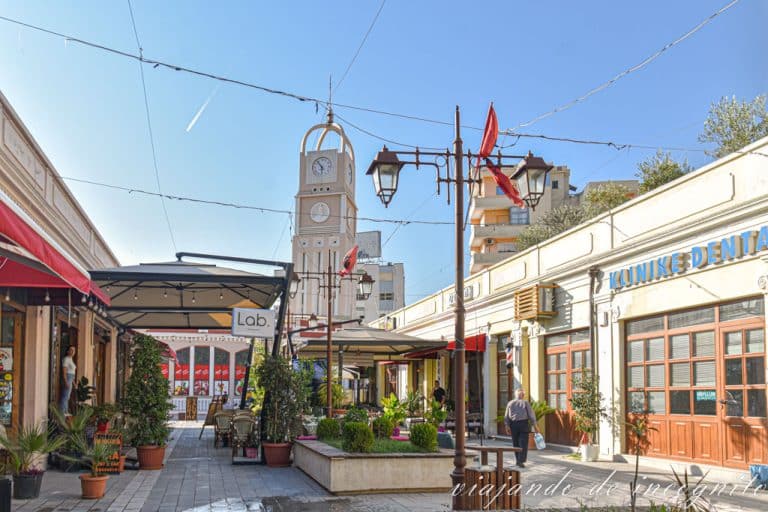 Casco antiguo de Vlore con la torre del reloj al fondo
