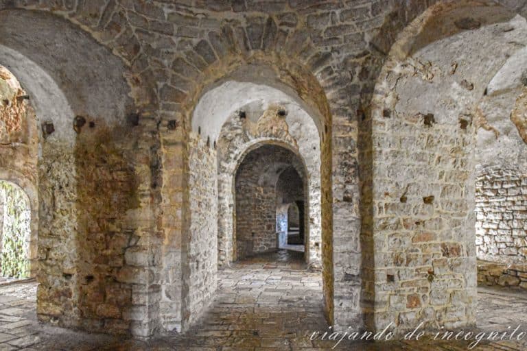 Interior del castillo de Port Palermo